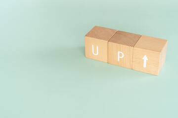 アップ｜「UP↑」と書かれた積み木とコピースペース