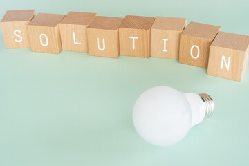 ソリューション、解決策｜「SOLUTION」と書かれた積み木と電球