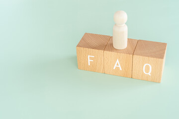 FAQ、よくある質問｜FAQと書かれた積み木と人型のおもちゃ