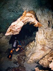 Obraz premium Scuba diving in an underwater limestone cave (Cenote Dos Ojos, Tulum, Quintana Roo, Mexico)