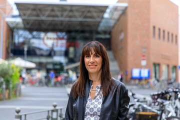Eine Frau in der Innenstadt vor einen Shopingcenter