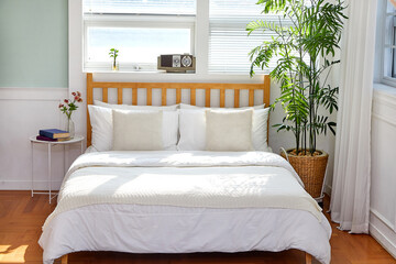 침대와 침구류, 커튼이 있는 깨긋한 방