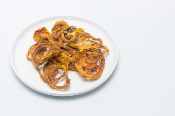 Aperitivo de tomates ecológicos crujiente sobre fondo blanco