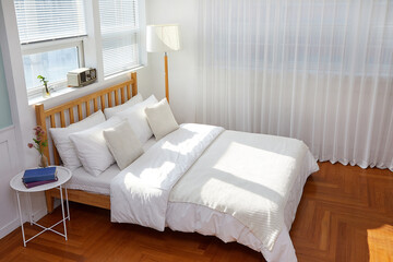 Fototapeta na wymiar 침대와 침구류, 커튼이 있는 깨긋한 방