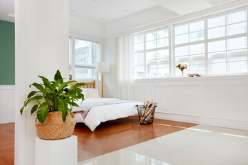 침대와 침구류, 커튼이 있는 깨긋한 방