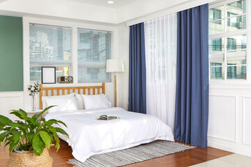 침대와 침구류, 커튼이 있는 깨긋한 방