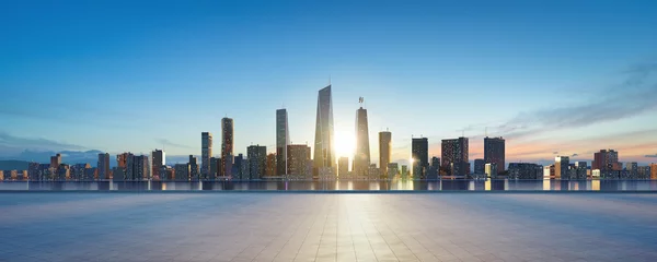 Foto op Plexiglas Panoramisch zicht op lege betonnen tegels vloer met skyline van de stad. © jamesteohart