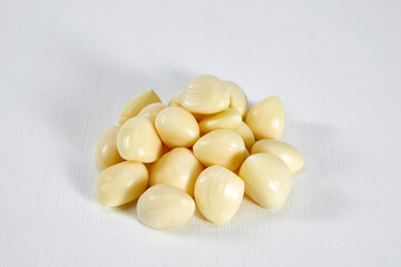 흰색 배경 위의 한국 향신료인 마늘