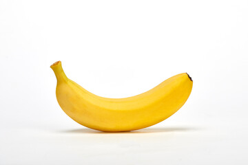 흰색 배경 위의 맛있는 노란 바나나