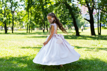 Obraz na płótnie Canvas girl in a dress in the park