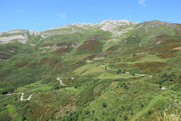 Vista del Valle de Saliencia y últimos kilómetros de ascensión al Alto de la Farrapona, Asturias, España