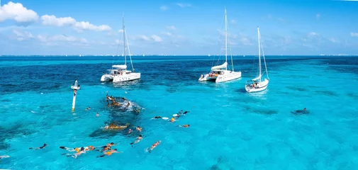 Papier Peint photo Naufrage Les gens font de la plongée avec tuba autour de l& 39 épave du navire près de Cancun dans la mer des Caraïbes. Belle eau turquoise avec des gens nageant avec des poissons, vue aérienne.