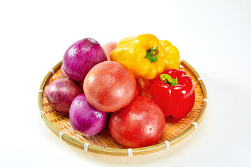 토마토, 파프리카, 양파 등 많은 야채들 묶음