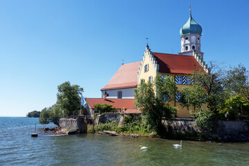 Fototapeta premium die Kirche St.Gerorg auf der Halbinsel Wasserburg am Bodensee 