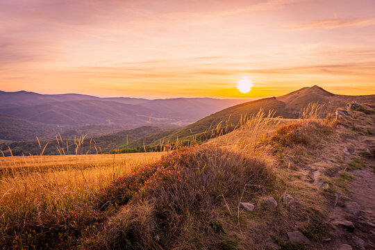 Zach&oacute;d słońca nad Połoniną Wetlińską | Bieszczady, Polska