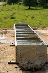 Bebedero para el ganado en el campo.