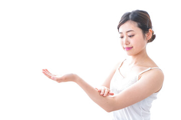 クリームを塗る女性