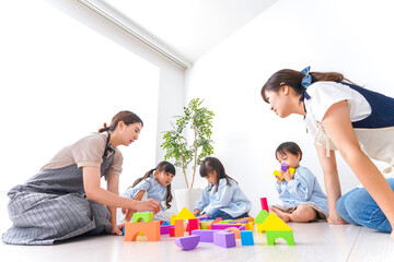 ブロックで遊ぶ子どもと先生