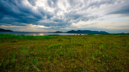 Fototapeta premium The panoramic natural background of the atmosphere at the natural reservoir scenic area at various tourist attractions, allowing tourists to stop and take pictures during the trip.
