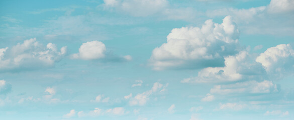wide web banner with beautiful bright blue sky with fluffy clouds for any text - obrazy, fototapety, plakaty