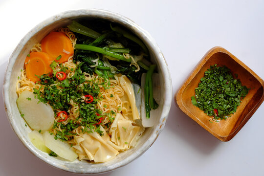 Vietnamese vegan quick breakfast, instant noodle bowl