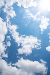 夏の青空と雲の背景イメージ