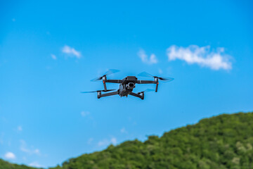 青空を背景に活躍するドローンの姿