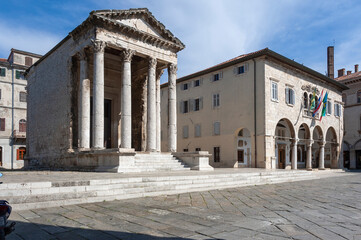 Naklejka premium Pola, Croazia. Il foro romano di Pola. Il tempio di Roma e Augusto