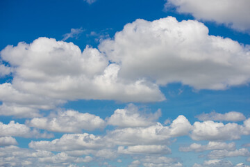 Naklejka premium beautiful blue sky and white fluffy cloud horizon outdoor for background.