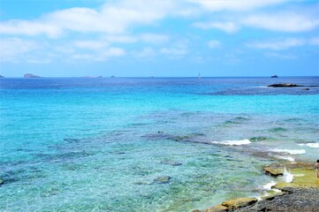 Obraz premium Eine wunderschöne Bucht auf der balearischen Insel Ibiza, auch the White Island genannt