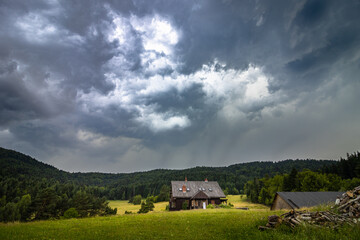 Dom w górach przed burzą © Rafal Kot