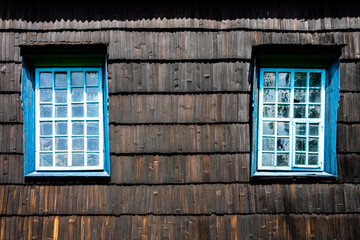 Kolorowe okno w stary domu