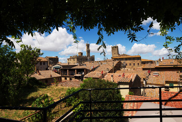 Fototapeta na wymiar Volterra conserva un centro storico di origine etrusca, con rovine romane ed edifici medievali. Celebre per l'estrazione e la lavorazione dell'alabastro.
