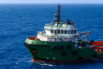 Sea tow in the high sea