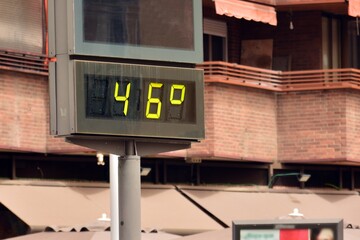 Termómetro callejero marcando 46 grados celsius, calor excesivo	 - obrazy, fototapety, plakaty