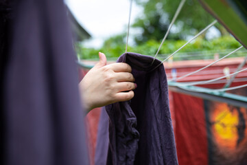 Wäsche zum trocknen übe die Wäscheleine aufhängen
