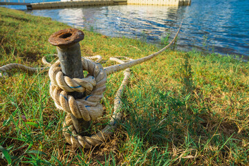 Cuerda de nylon sosteniendo una embarcación a la orilla de un lago en un hermoso día soleado de verano