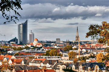 Naklejka premium Das herbstliche Leipzig mit The Westin Hotel, Bundesverwaltungsgericht , Neues Rathaus, City-Hochaus, Wintergarten-Hochhaus, Peterskirche u.v.a.m.
