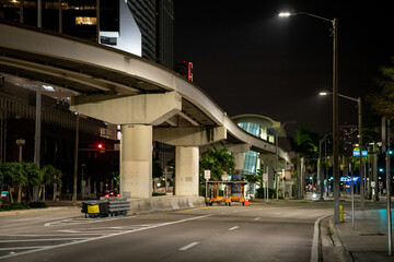 Fototapeta premium Empty streets of Downtown Miami at night