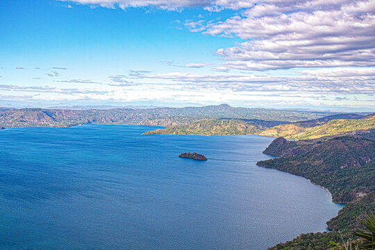 El lago de Ilopango es un cr&aacute;ter muy antiguo