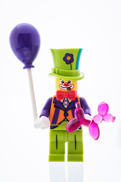 Lippstadt - Deutschland 3. Juli 2021 Lego Minifigure Clown mit Luftballon