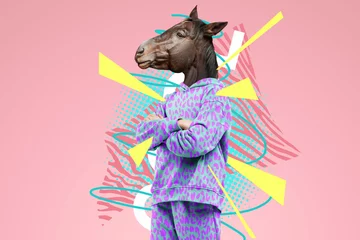 Foto auf Acrylglas Modernes Design, ein menschlicher Körper mit Pferdekopf, Besonnenheit, Selbstvertrauen. Helle Trendfarben, schockierende Kunst, Stil für ein Magazin, modisches Webdesign. Platz kopieren. © Aliaksandr Marko