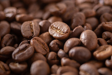 Raw and roasted coffee beans