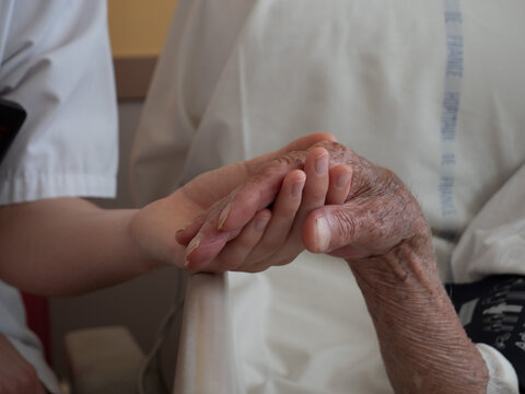 main d'une infirmi&egrave;re prenant celle d'un malade