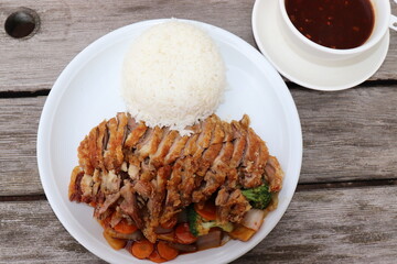 Chinesische Ente mit Gemüse und Reis.