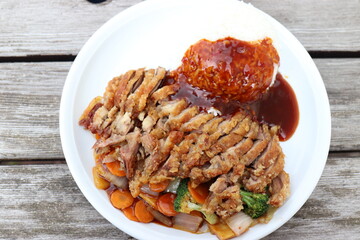 Chinesische Ente mit Gemüse und Reis.