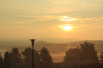 Sonnenaufgang mit Morgennebel
