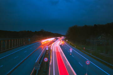 Autobahn Leuchtet bei Nacht