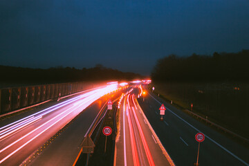 Autobahn Leuchtet bei Nacht