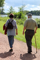 Senioren beim Spaziergang am Seeufer.